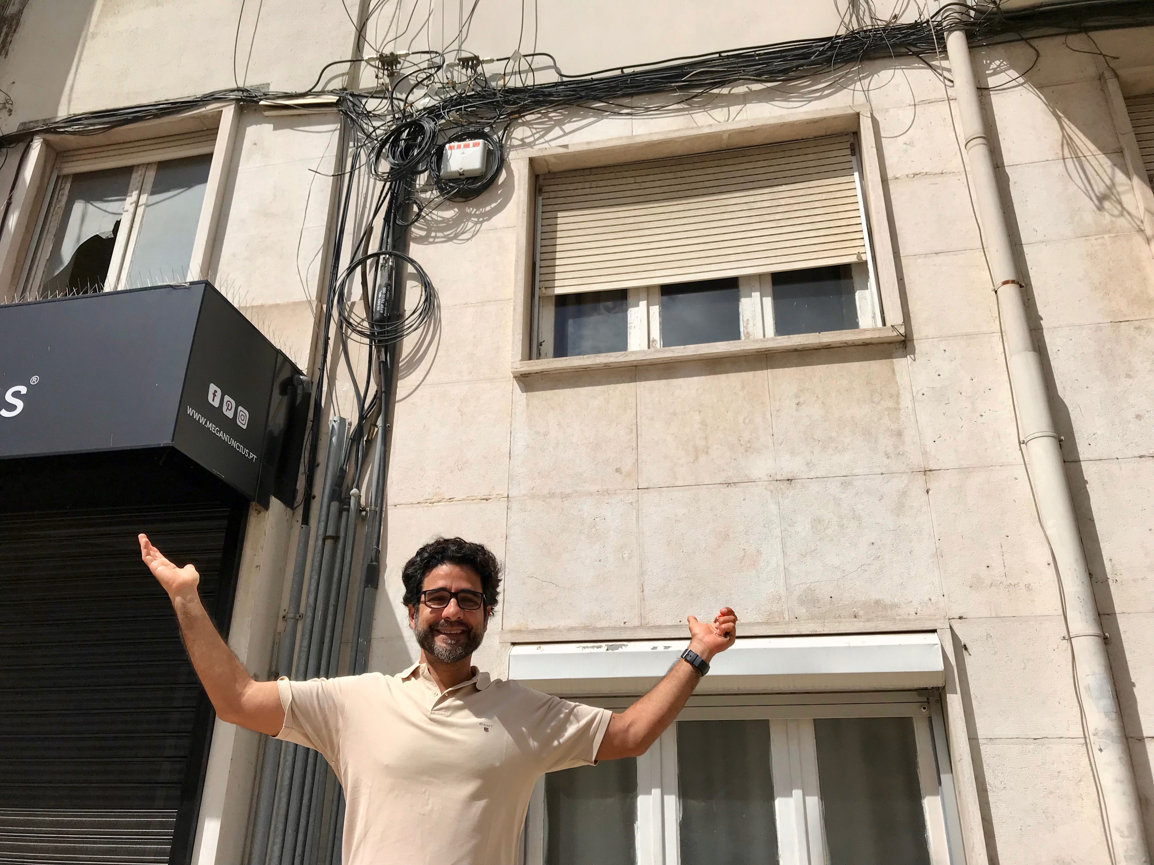 José quer limpar as fachadas dos nossos prédios dos cabos de telecomunicações