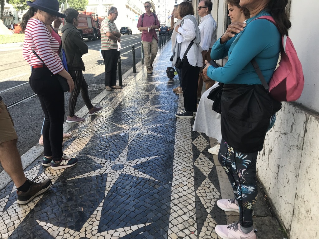 Uma manhã de sábado soalheira a caminhar pela calçada de Lisboa