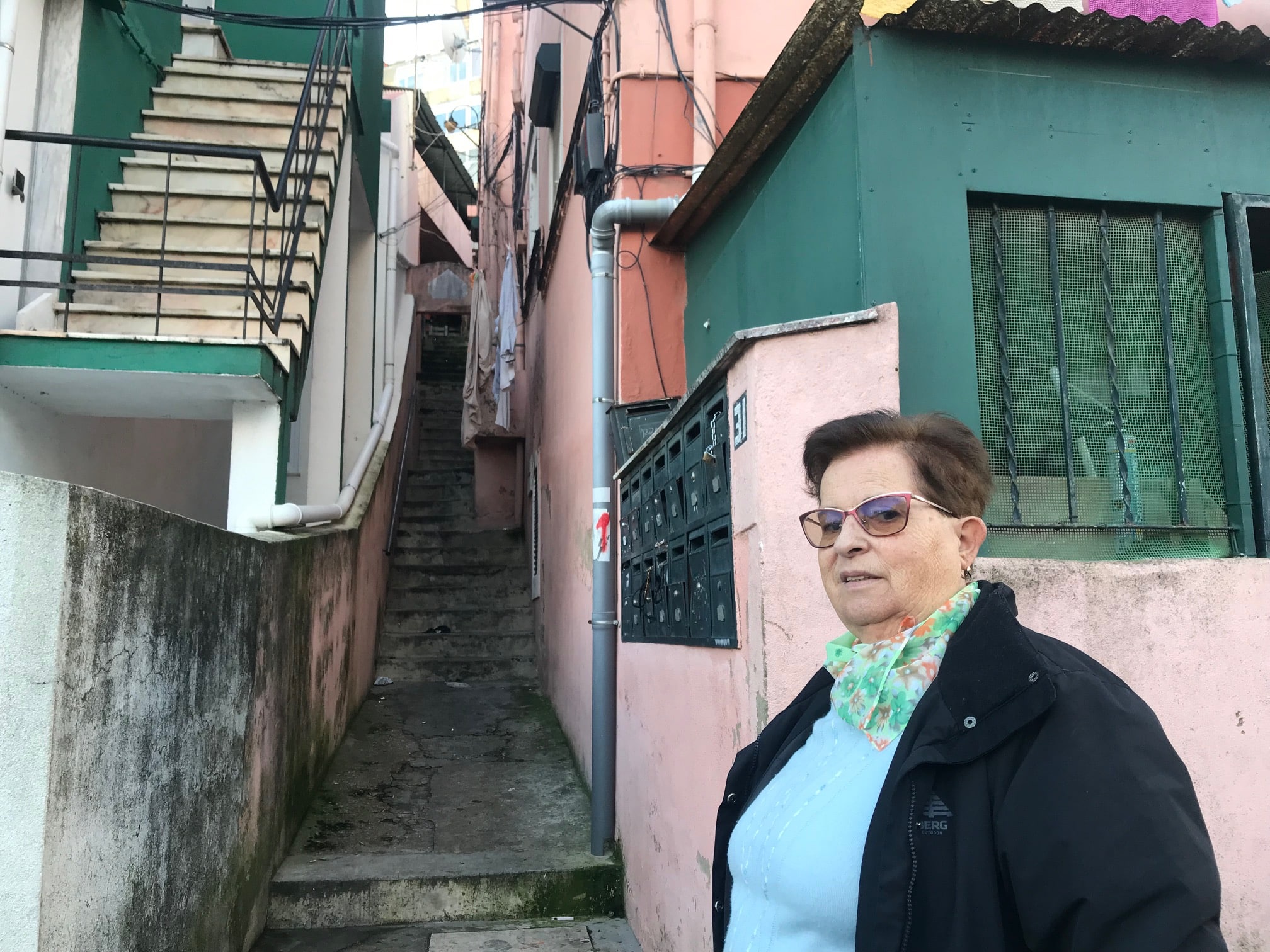 Rosa luta pela dignificação de um bairro degradado junto à Graça